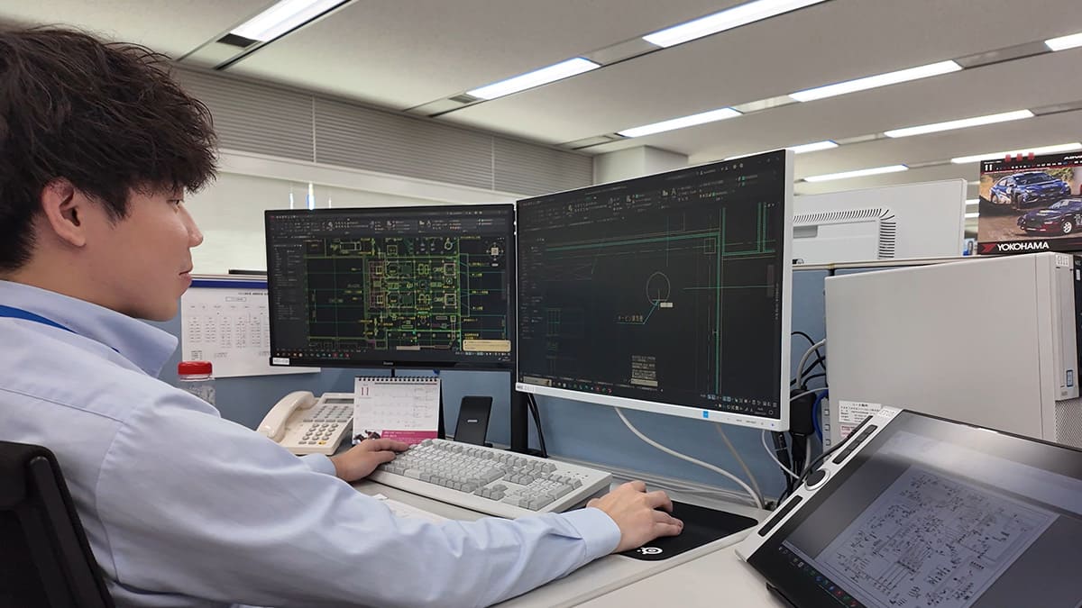 CADソフトで設計している社員